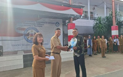 SMAN 2 Manado Beri Penghargaan Bagi Tiga Guru dan Satu Tenaga Kependidikan yang Memasuki Masa Purnabakti