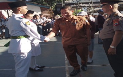 Upacara Bendera di SMAN 2 Manado: Kasat Binmas Polresta Manado sampaikan Amanat dan Apresiasi Penerimaan Paskibraka Kota Manado